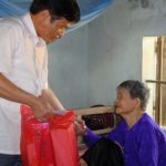 Đồng chí Tô Hồng Hải – Ủy viên ban thường vụ – Trưởng ban tuyên giáo tỉnh ủy thăm và tặng quà các gia đình chính sách ở Đô Lương.